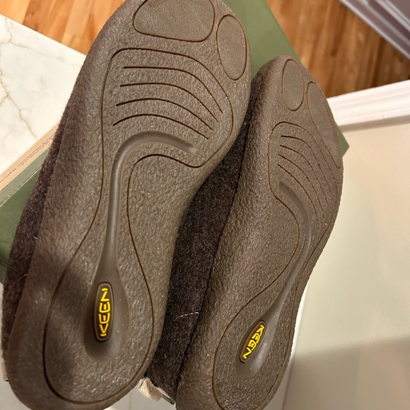 Keen Mosey Derby. Brown with brown soles. Super comfortable. Brand new with box. - Picture 4 of 4